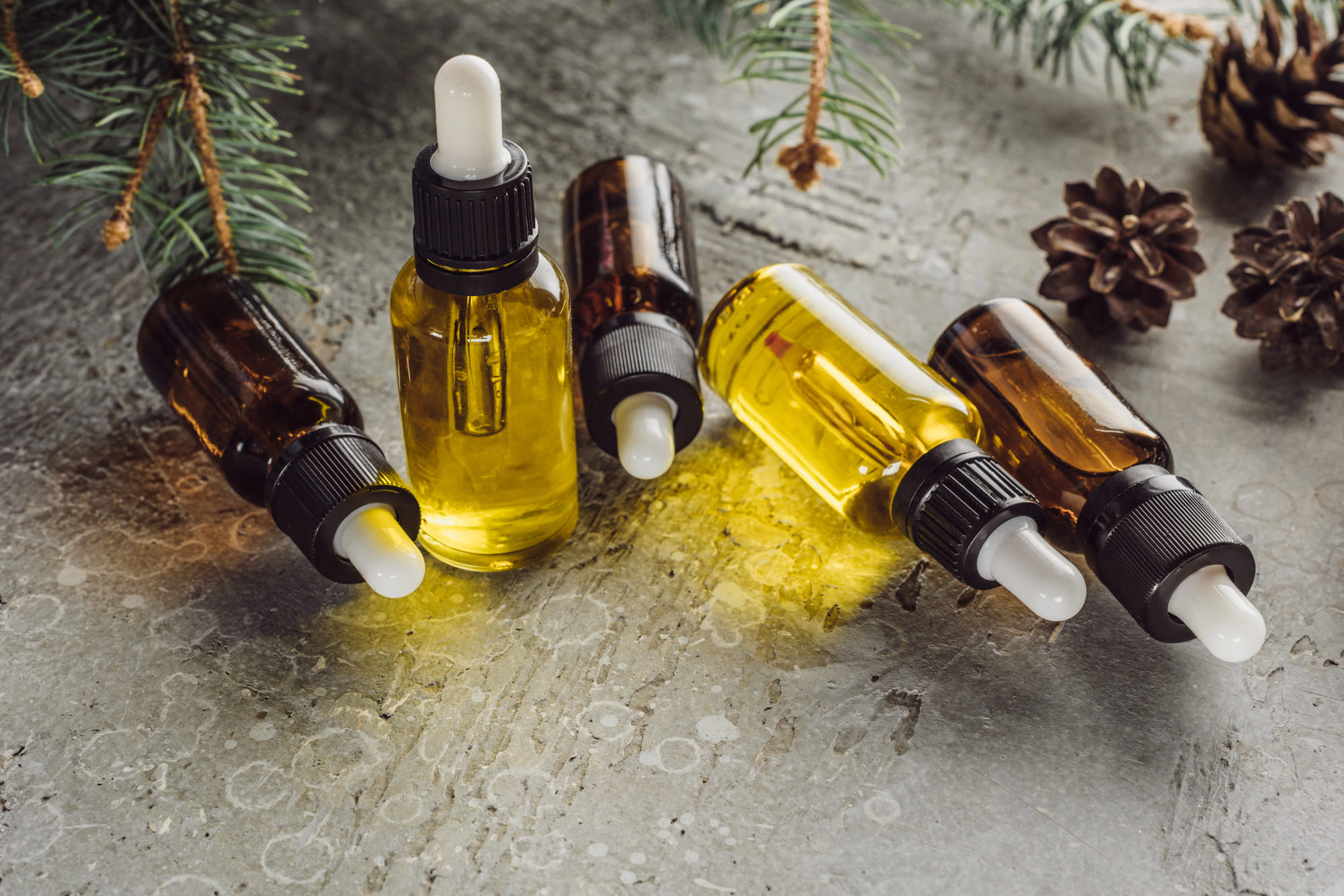 Olejki CBD leżące na blacie - CBD od ilu lat